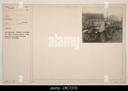 Deutsche Soldaten in einem Auto, die eine weiße Flagge hissen, fahren durch Treves, Deutschland während des Ersten Weltkriegs. Stockfoto