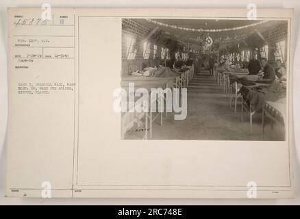 Titel: Station 7, Chirurgische Station, Basiskrankenhaus 68 in Mars Sur Allier, Nievre, Frankreich. Das Foto zeigt Private Eddy, S.C. Aufgenommen am 30. Dezember 1918. Dieses Bild stammt aus der Sammlung „Fotos amerikanischer Militäraktivitäten während des Ersten Weltkriegs“. Das Krankenhauspersonal betreut die Patienten in einer düsteren, aber engagierten Umgebung. Stockfoto