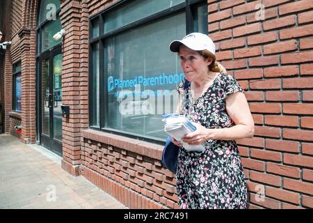 Pittsburgh, Usa. 12. Juli 2023. Eine Frau mit Anti-Abtreibung-Broschüren steht außerhalb der Pufferzone im Planned Parenthood von Western Pennsylvania. Kredit: SOPA Images Limited/Alamy Live News Stockfoto