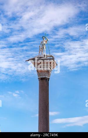 Statue des Heiligen Teodors, das erste Pagtron von Venedig, befindet sich am Markusplatz in Venedig, Venetien, Italien. Stockfoto