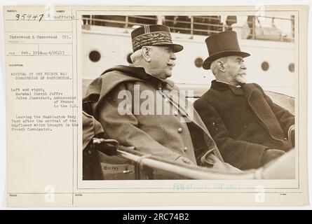 Marschall Joseph Joffre und Jules Jusserand, Botschafter Frankreichs in den USA, werden beim Verlassen des Washington Navy Yard gesehen. Dieses Bild zeigt die Ankunft der französischen Kriegskommission in Washington nach der Ankunft der Mayflower. Dieses Foto ist Teil der Fotografien der amerikanischen Militäraktivitäten während des 1. Weltkriegs. (Subiect Number: 359474, Fotograf: Underwood & Underwood) Stockfoto