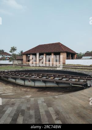 Alter traditioneller Drehteller für den Lokomotivzug im Ambarawa Railway Museum, Central Java, Indonesien Stockfoto