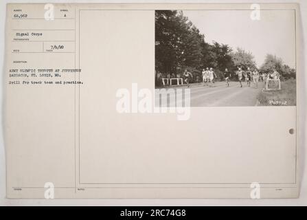 Armeesoldaten nehmen an olympischen Probespielen in der Jefferson Baracke in St. Teil Louis, Missouri. Auf diesem Foto werden Mitglieder des Leichtathletikteams beim Bohren und Üben für die Veranstaltung gesehen. Das Bild wurde am 5. Juli 1920 aufgenommen und ist in den Archiven des Signal Corps als Foto Nummer 68.962 gekennzeichnet. Stockfoto