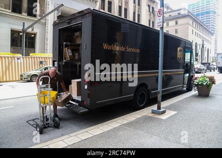 Pittsburgh, Usa. 12. Juli 2023. Ein UPS-Fahrer holt Pakete von der Rückseite seines Lkws ab. Der UPS Teamsters-Vertrag für mehr als 340.000 Vollzeit- und Teilzeitmitarbeiter läuft am 31. Juli 2023 aus. Kredit: SOPA Images Limited/Alamy Live News Stockfoto