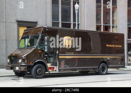 Pittsburgh, Usa. 12. Juli 2023. Ein UPS-Lieferwagen steht in Pittsburgh. Der UPS Teamsters-Vertrag für mehr als 340.000 Vollzeit- und Teilzeitmitarbeiter läuft am 31. Juli 2023 aus. Kredit: SOPA Images Limited/Alamy Live News Stockfoto