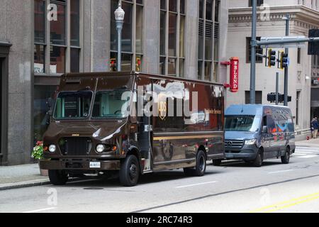 Pittsburgh, Usa. 12. Juli 2023. Ein UPS-Lieferwagen steht in Pittsburgh. Der UPS Teamsters-Vertrag für mehr als 340.000 Vollzeit- und Teilzeitmitarbeiter läuft am 31. Juli 2023 aus. Kredit: SOPA Images Limited/Alamy Live News Stockfoto