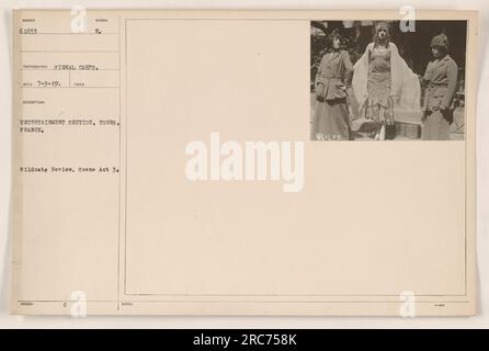 Soldaten der Unterhaltungsabteilung in Tours, Frankreich, führen den Wildcats Review in Scene Act 3 durch. Dieses Foto, Nummer 61633, wurde von einem Fotografen des Signalkorps aufgenommen. Es zeigt Soldaten in Kostümen und ist Teil der Wildcats Review Show, herausgegeben von Entertainment Section in Tours, Frankreich. Stockfoto