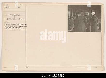 Admiral Simms, US-N., steht am 26. Dezember 1918 auf dem Deck des Schiffes in Dover, England. Er erwartet die Ankunft von Präsident Woodrow Wilson. Dieses Foto wurde vom Signalkorps aufgenommen und seine Beschreibung ist in den veröffentlichten Hinweisen mit dem Symbol RECO 3-10-1921 aufgeführt. Stockfoto