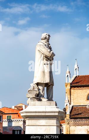 Venedig, Italien - 2. April 2022: Campo Santo Stefano ist ein Stadtplatz in der Nähe der Ponte dell'Accademia, im Sestiere von San Marco, Venedig, Italien. Stockfoto