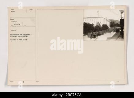 Kadetten von der University of California, Berkeley während des Ersten Weltkriegs, die an einem militärmarsch teilnahmen. Dieses Foto mit der Nummer 6246 SC wurde am 19. März 1918 aufgenommen. Die Kadetten werden in Uniform in Formation marschieren gesehen. Das Bild ist Teil der Fotografien der amerikanischen Militäraktivitäten während des Ersten Weltkriegs. Stockfoto