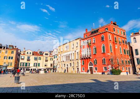 Venedig, Italien - 2. April 2022: Campo Sant'Angelo, auch bekannt als Campo Sant'Anzolo, ist ein Stadtplatz im Sestiere von San Marco, in der Stadt Venic Stockfoto