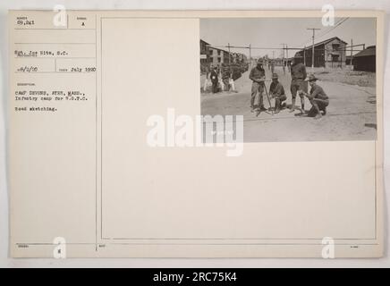 Soldaten von Camp Devens in Ayer, Massachusetts, die im Rahmen des R.O.T.C-Programms an der Ausbildung zum Skizzieren von Straßen teilnehmen. Das Foto wurde von Sergeant Joe Hits, S.C. aufgenommen und ist vom Juli 1920. Stockfoto