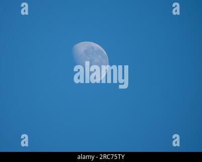 Mond am Tag auf blauem Himmel Stockfoto