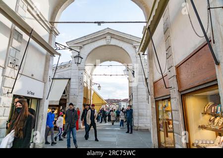 Venedig, Italien - 3. April 2022: Die Rialtobrücke Ponte di Rialto ist die älteste der vier Brücken über den Canale Grande in Venedig, Italien. Stockfoto