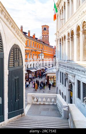 Venedig, Italien - 3. April 2022: Die Rialtobrücke Ponte di Rialto ist die älteste der vier Brücken über den Canale Grande in Venedig, Italien. Stockfoto