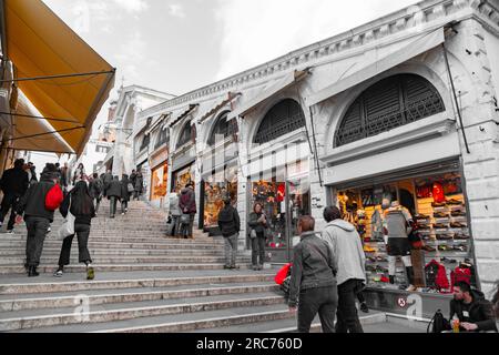 Venedig, Italien - 3. April 2022: Die Rialtobrücke Ponte di Rialto ist die älteste der vier Brücken über den Canale Grande in Venedig, Italien. Stockfoto