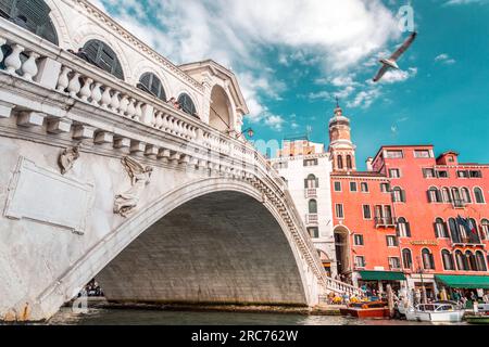 Venedig, Italien - 3. April 2022: Die Rialtobrücke Ponte di Rialto ist die älteste der vier Brücken über den Canale Grande in Venedig, Italien. Stockfoto