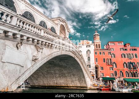 Venedig, Italien - 3. April 2022: Die Rialtobrücke Ponte di Rialto ist die älteste der vier Brücken über den Canale Grande in Venedig, Italien. Stockfoto