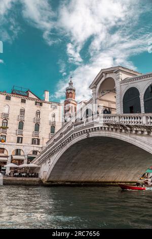 Venedig, Italien - 3. April 2022: Die Rialtobrücke Ponte di Rialto ist die älteste der vier Brücken über den Canale Grande in Venedig, Italien. Stockfoto