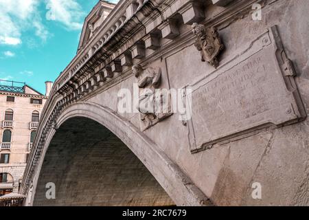 Venedig, Italien - 3. April 2022: Die Rialtobrücke Ponte di Rialto ist die älteste der vier Brücken über den Canale Grande in Venedig, Italien. Stockfoto