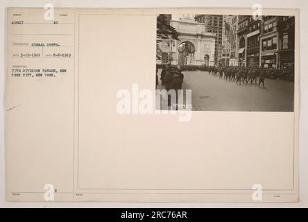 Soldaten der 77. Division marschieren 1919 in New York City, New York. Das Foto wurde von einem Fotografen des Signalkorps aufgenommen und mit der Beschreibung "77. Division Parade, New York City, New York" herausgegeben. Das Foto hat die Nummer 49927 und wurde am 6. Mai 1919 aufgenommen. Stockfoto