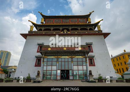 Ulaanbaatar, Mongolei - 10. Juli 2023: Blick auf das Gandantegchinlen-Kloster in Ulaanbaatar, Mongolei. Stockfoto