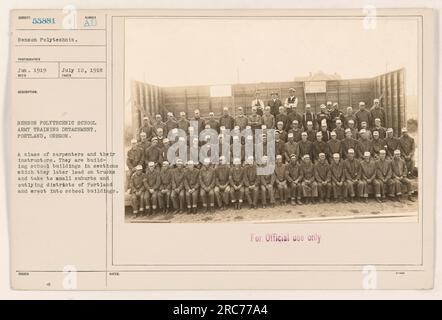 Auf diesem Foto sehen Sie eine Klasse von Zimmerleuten und ihren Ausbildern aus der Army Training Division der Benson Polytechnic School in Portland, Oregon. Sie bauen Schulgebäude in Abschnitten, die später auf Lastwagen verladen und in kleine Vororte und Außenbezirke von Portland transportiert werden, um dort in Schulgebäuden errichtet zu werden. Das Foto wurde im Januar 1919 aufgenommen. Stockfoto