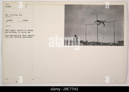 Army Olympic-Probespiele in Jefferson Barracks, St. Louis, Mo. H.W. Ford, ein Mitglied des 25. Infanterie-Regiments vom südlichen Departement, tritt im Stabhochsprung an. Dieses Foto wurde von Sergeant Joe Hitz vom Signalkorps gemacht. Das Bild datiert vom 6. September 1920 und ist Teil der NURCA-Sammlung. Stockfoto