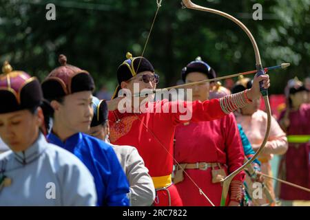 Ulaanbaatar, Mongolei - 12. Juli 2023: Archer Women at the Nadaam Festival in Ulaanbaatar, Mongolei. Stockfoto