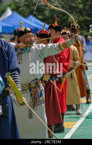 Ulaanbaatar, Mongolei - 12. Juli 2023: Bogenschützen beim Nadaam Festival in Ulaanbaatar, Mongolei. Stockfoto