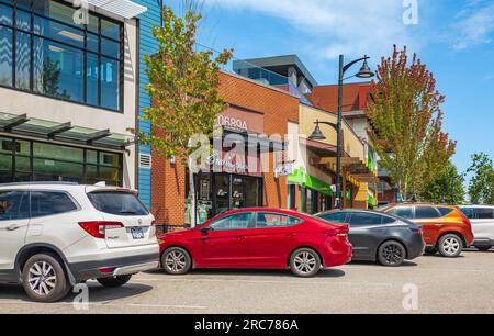 Die Autos parken in Reihe auf dem Außenparkplatz beim Einkaufszentrum in Surrey BC, Kanada. Autos stehen im Sommer bis Juli 12,2023 auf dem Parkplatz des Einkaufszentrums Stockfoto