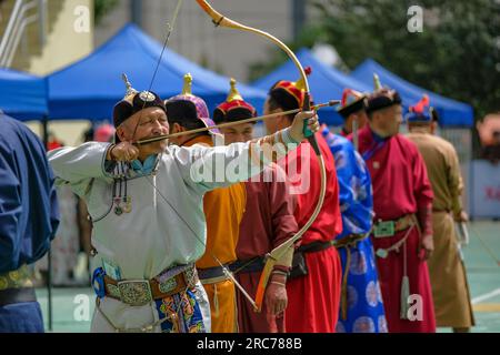 Ulaanbaatar, Mongolei - 12. Juli 2023: Bogenschützen beim Nadaam Festival in Ulaanbaatar, Mongolei. Stockfoto