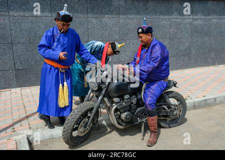 Ulaanbaatar, Mongolei - 12. Juli 2023: Bogenschützen auf dem Nadaam Festival in Ulaanbaatar, Mongolei. Stockfoto