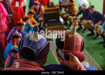Ulaanbaatar, Mongolei - 12. Juli 2023: Traditionelle mongolische Hüte bei einem Knucklebone-Schießwettbewerb in Ulaanbaatar, Mongolei. Stockfoto