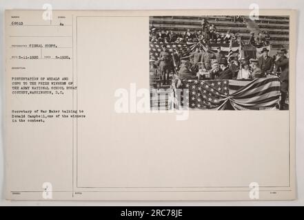 Secretary of war Baker und Donald Campbell, einer der Gewinner des Army National School Essay Contest, stehen während der Präsentationszeremonie in Washington, D.C. zusammen Den Preisträgern wurden Pokale und Medaillen verliehen. Dieses Foto wurde im Mai 1920 aufgenommen und vom Signalkorps veröffentlicht. Die Bildunterschrift stammt aus der von den USA herausgegebenen Anmerkung 68510 Büro am 11. März 1920. Stockfoto