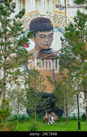 Ulaanbaatar, Mongolei - 12. Juli 2023: Ein Paar unter Kiefern in einem Park in Ulaanbaatar, Mongolei. Stockfoto