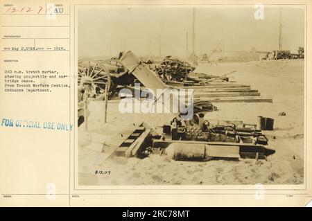 Dieses Foto zeigt einen Grabenmörtel mit 240 km Länge aus der Abteilung Grabenkrieg des Ordnance Department im Ersten Weltkrieg. Das Bild zeigt sowohl das Geschoss als auch die Kartuschen, die im Mörtel verwendet werden. Das Foto wurde am 2. Mai 1918 aufgenommen. Klassifiziert als 111-SC-12127 und aufgenommen von Fotograf RECO. Stockfoto