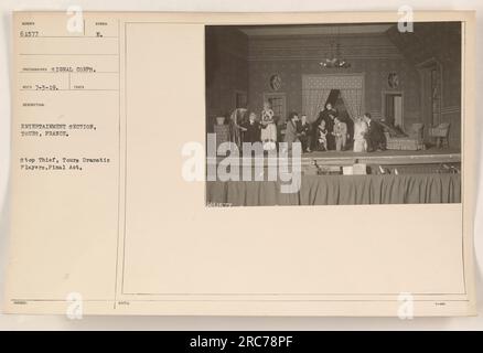 Das Bild trägt den Titel „Entertainment Section, Tours, France“ und zeigt die Aufführung „Stop Thief“ von The Tours Dramatical Players. Es wurde am 3. Juli 1919 von einem Fotografen des Signalkorps aufgenommen, mit der offiziellen Referenznummer, die besagt, dass es Foto Nummer 61577 war. Das Bild wird als symbolische Darstellung der Unterhaltungsaktivitäten in Tours, Frankreich, beschrieben. In weiteren Hinweisen wird „Mali577“ erwähnt, möglicherweise mit einigen organisatorischen oder logistischen Details. Stockfoto