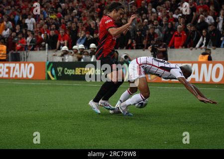 Curitiba, Parana, Brasilien. 12. Juli 2023. CURITIBA (PR), 07/12/2023 - FOOTBALL/COPA DO BRASIL 2023/ATHLETICO PR/FLAMENGO - Spiel zwischen Athletico PR und Flamengo, zweite Etappe des Viertelfinals der Copa do Brasil 2023, in der Ligga Arena bei Nacht diesen Mittwoch, den 12. Juli 2023 (Bild: © Edson De Souza/TheNEWS2 via ZUMA Press Wire) NUR ZUR REDAKTIONELLEN VERWENDUNG! Nicht für den kommerziellen GEBRAUCH! Stockfoto