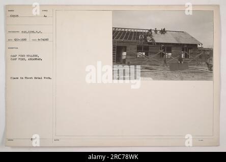 Ein Kurs in Blechbearbeitung am Camp Pike College in Camp Pike, Arkansas. Das Foto wurde von Sergeant Hitz, S.C., mit dem Symbol RECO 420-1920 aufgenommen. Es wurde am 7. April 1920 aufgenommen und ist ein offizielles US-Image. Die Klasse wird in ihrer Arbeit als engagiert betrachtet. Stockfoto