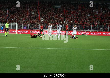 Curitiba, Parana, Brasilien. 12. Juli 2023. CURITIBA (PR), 07/12/2023 - FOOTBALL/COPA DO BRASIL 2023/ATHLETICO PR/FLAMENGO - Spiel zwischen Athletico PR und Flamengo, zweite Etappe des Viertelfinals der Copa do Brasil 2023, in der Ligga Arena bei Nacht diesen Mittwoch, den 12. Juli 2023 (Bild: © Edson De Souza/TheNEWS2 via ZUMA Press Wire) NUR ZUR REDAKTIONELLEN VERWENDUNG! Nicht für den kommerziellen GEBRAUCH! Stockfoto