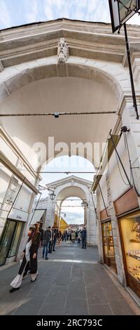 Venedig, Italien - 3. April 2022: Die Rialtobrücke Ponte di Rialto ist die älteste der vier Brücken über den Canale Grande in Venedig, Italien. Stockfoto