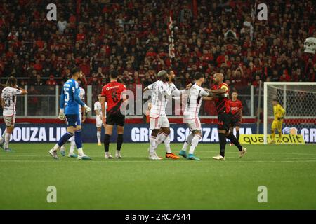 Curitiba, Parana, Brasilien. 12. Juli 2023. CURITIBA (PR), 07/12/2023 - FOOTBALL/COPA DO BRASIL 2023/ATHLETICO PR/FLAMENGO - Spiel zwischen Athletico PR und Flamengo, zweite Etappe des Viertelfinals der Copa do Brasil 2023, in der Ligga Arena bei Nacht diesen Mittwoch, den 12. Juli 2023 (Bild: © Edson De Souza/TheNEWS2 via ZUMA Press Wire) NUR ZUR REDAKTIONELLEN VERWENDUNG! Nicht für den kommerziellen GEBRAUCH! Stockfoto