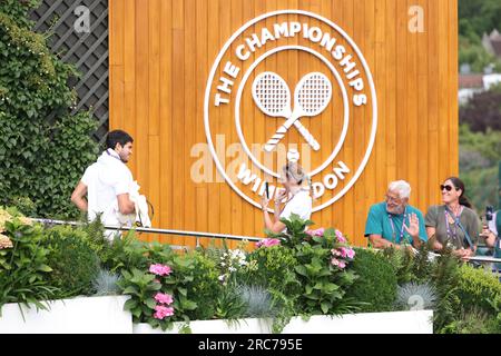 12. Juli 2023; All England Lawn Tennis and Croquet Club, London, England: Wimbledon Tennis Tournament; Carlos Alcaraz geht zu den Übungsplätzen Stockfoto