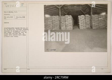 Sergeant G. Ryden vom Signalkorps machte dieses Foto am 26. Februar 1919, im Quartermaster Warehouse Nr. 214 in St. Sulpice, Gironde, Frankreich. Das Lagerhaus wurde hauptsächlich zur Lagerung von Mehl und Zucker genutzt und enthielt zum Zeitpunkt der Aufnahme ca. 3.000.000 kg Mehl und 650.000 kg Zucker. Stockfoto