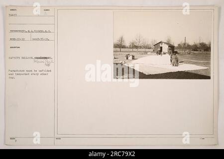 Ein gefangener Ballon in Aberdeen, MD während des Ersten Weltkriegs. Gefangene Ballons wie dieser wurden während des Krieges zur Beobachtung verwendet. Dieses Foto wurde am 26. Februar 1919 von Corporal N.A. Coomes aufgenommen. Beachten Sie, dass Fallschirme alle zwei Tage ausgeklappt und inspiziert werden mussten. Stockfoto