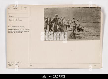 Auf diesem Foto sehen US-Marines in Frankreich eine geschickte Schießerei eines Franzosen von der Alpine Chasseur Einheit. Die Schießstände waren während des Ersten Weltkriegs ein geschäftiger Teil der Trainingslager im Ausland und zu Hause. Stockfoto