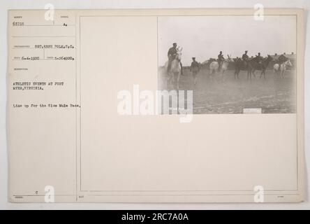 Soldaten in Fort Myer, Virginia, standen während der Sportveranstaltungen für das Slow Mule Race an. Dieses Foto wurde am 4. Juni 1920 aufgenommen und zeigt den Moment, in dem das Rennen beginnen sollte. Der Fotograf, Sergeant Keen Polks, nahm den Tatort für offizielle Dokumente auf. Stockfoto