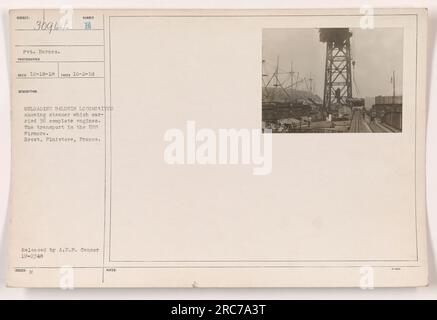 Pvt. Barnes entlädt die Lokomotiven von Baldwin aus dem US9 Firmore in Brest, Finistere, Frankreich. Der Dampfgarer hatte 36 komplette Motoren. Dieses Foto wurde am 2. Oktober 1918 von einem nicht identifizierten Fotografen aufgenommen und von A.E.P. veröffentlicht Zensor 12-2348. Stockfoto