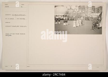 Frauen vom Roten Kreuz-Kantinendienst nehmen an einer Siegesparade in New York City Teil. Das Foto wurde von LT. Geo gemacht H. Lyon am 3. Mai 1919. Es ist Teil einer Sammlung amerikanischer Militäraktivitäten während des Ersten Weltkriegs Hinweise von Fotografen zeigen die Einheitennummern an, 5-15-19. Stockfoto